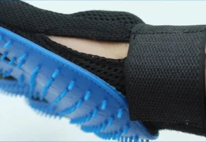 Brosse douce pour le toilettage des lapins