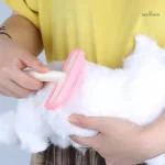 Peigne ergonomique pour le soin du pelage des lapins